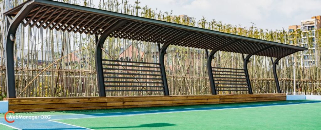 תמונה המציגה קירוי מגרשי ספורט וספסל. בצד שמאל למטה לוגו אתר blog.webmanager