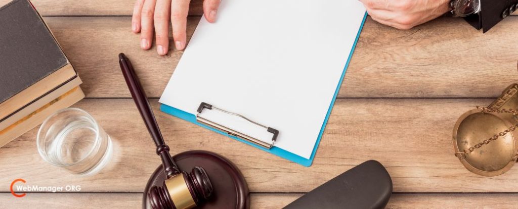 ניתן לראות ידיים חותמות על מסמכים ובצד שמאל למטה לוגו אתר blog.webmanager