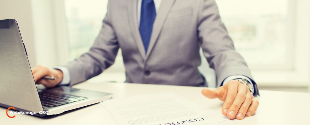 הסכם ממון – מתי ולמה: ניתן לראות עורך דין מעונב ועם חליפה אפורה, ובצד שמאל למטה לוגו אתר blog.webmanager